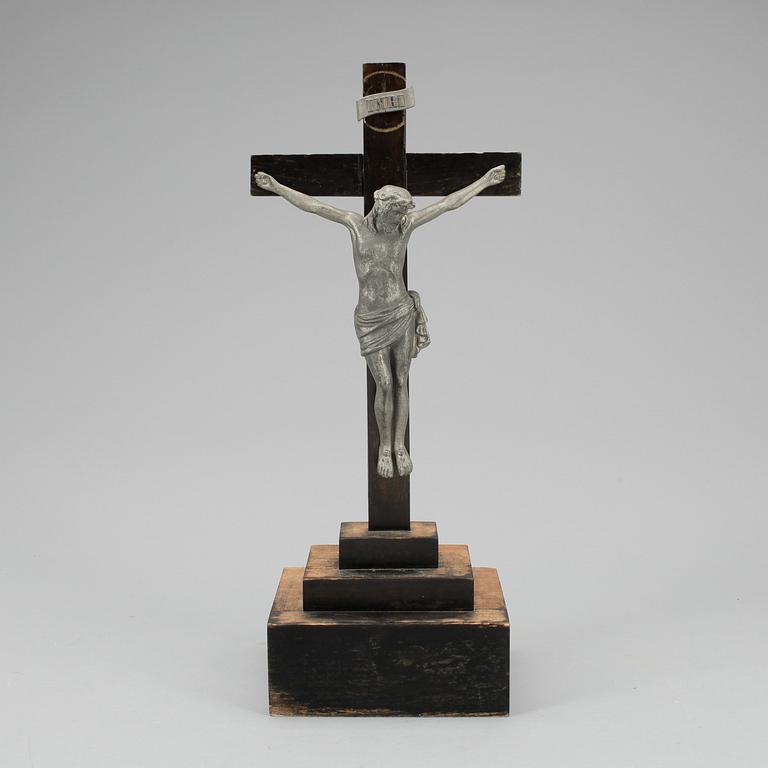 KRUCIFIX, vitmetall, 1900-talets första hälft.