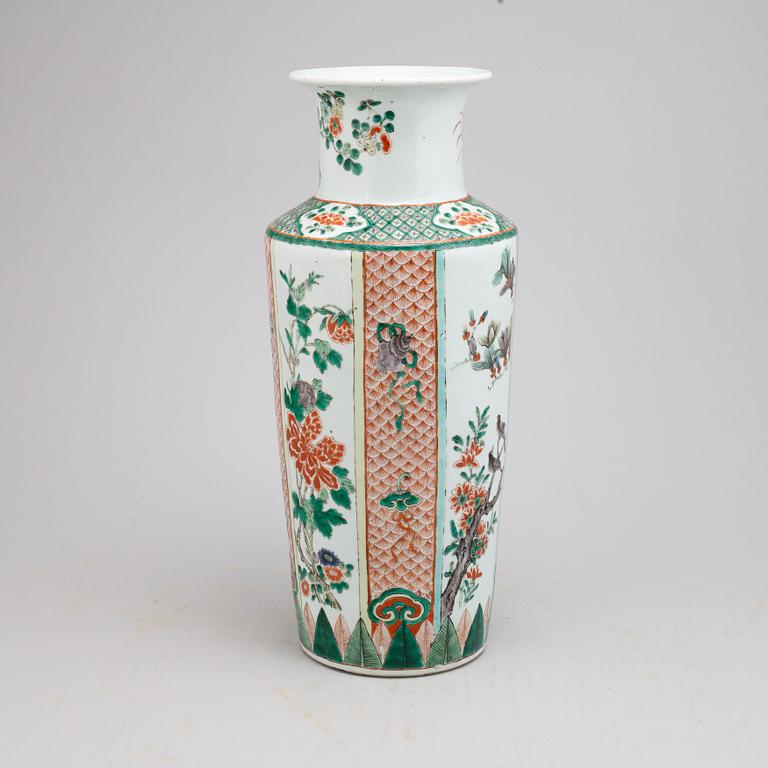 A Chinese Kangxi style porcelain vase, Qing dynasty, 19th century.