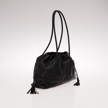 BLACK LEATHER DRAWSTRING TASSEL TOTE BAG.