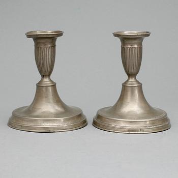 LJUSSTAKAR, ett par, tenn, Sven Ekström (1824-1852/62), signerad, Norrköping.