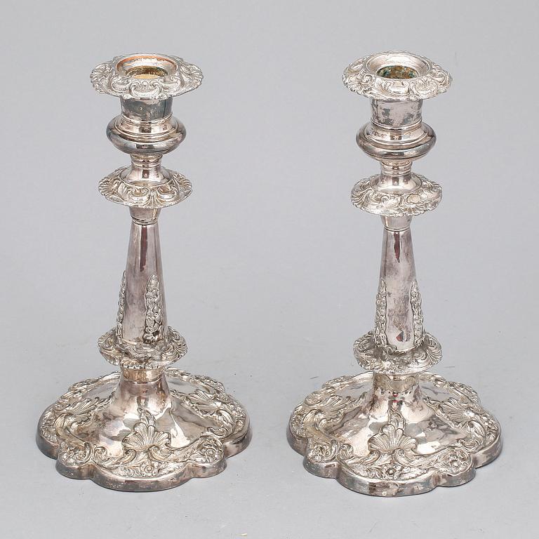 LJUSSTAKAR, ett par, nysilver, nyrokoko, 1800-talets mitt.