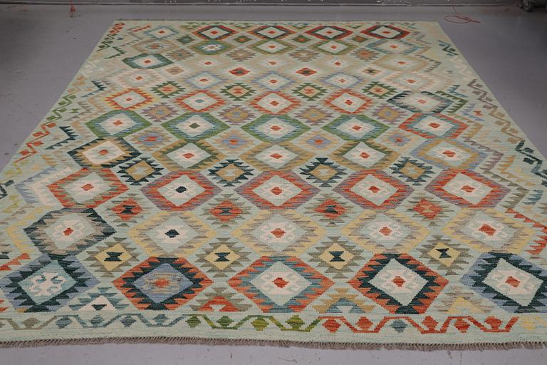 A Kilim carpet, classic design, approx. 305 x 259 cm.