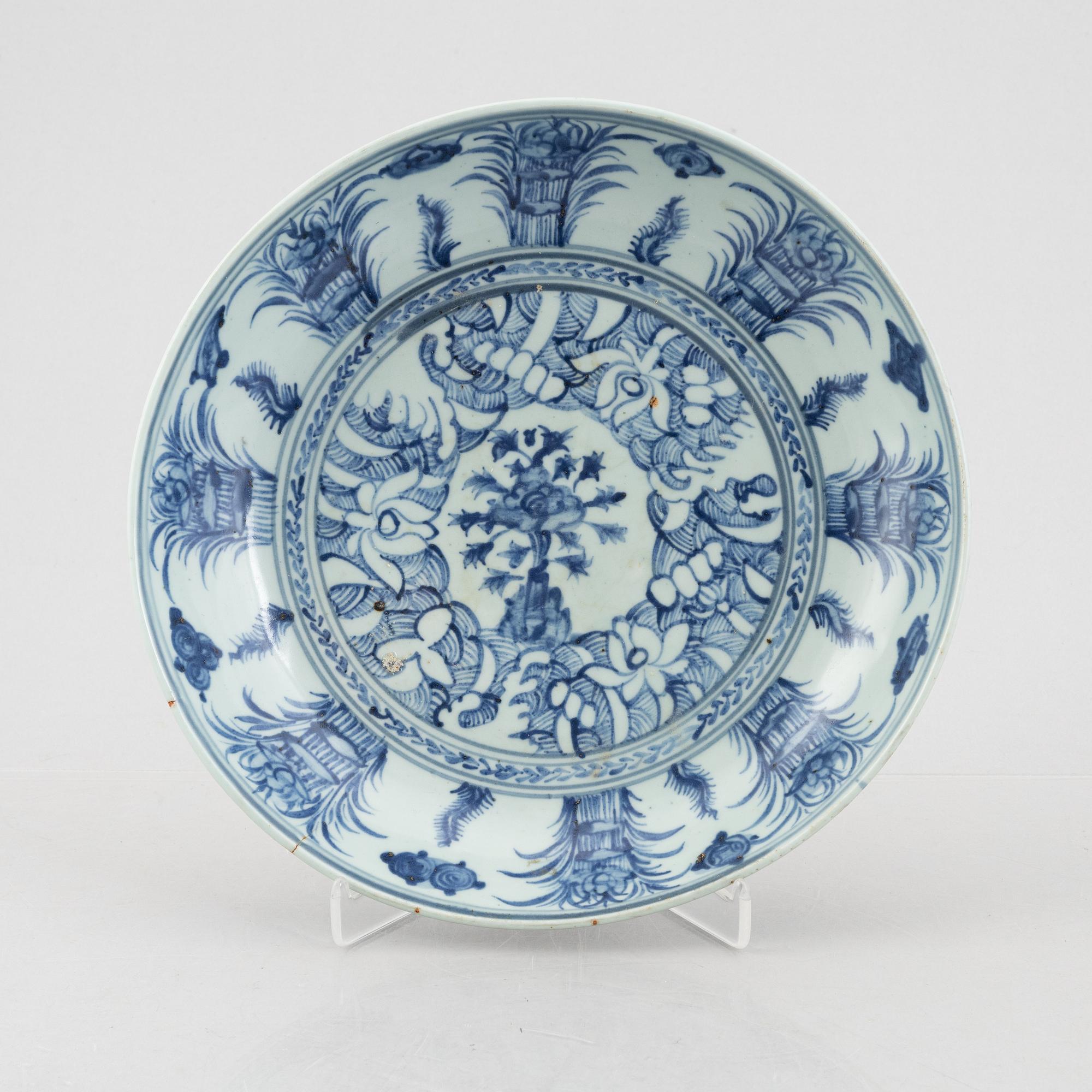 A large blue and white porcelain dish, China, Ming dynasty (1368-1644).