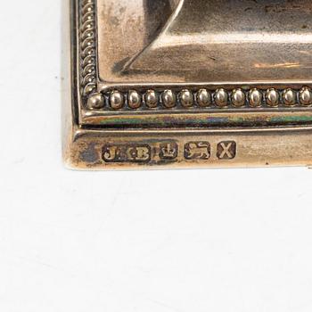 Hawksworth, Eyre & Co Ltd, a pair of silver candlesticks, Sheffield 1890.