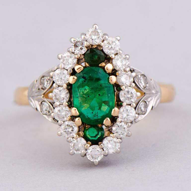 HALSSMYCKE, ÖRHÄNGEN och RING, fasettslipade smaragder, briljantslipade diamanter, 18K guld. Tillander 1984.
