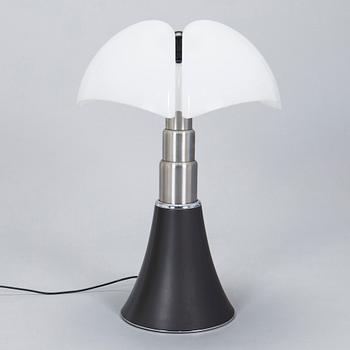 Gae Aulenti, pöytävalaisin, "Pipistrello", Martinelli Luce, Italia, malli suunniteltu 1965.