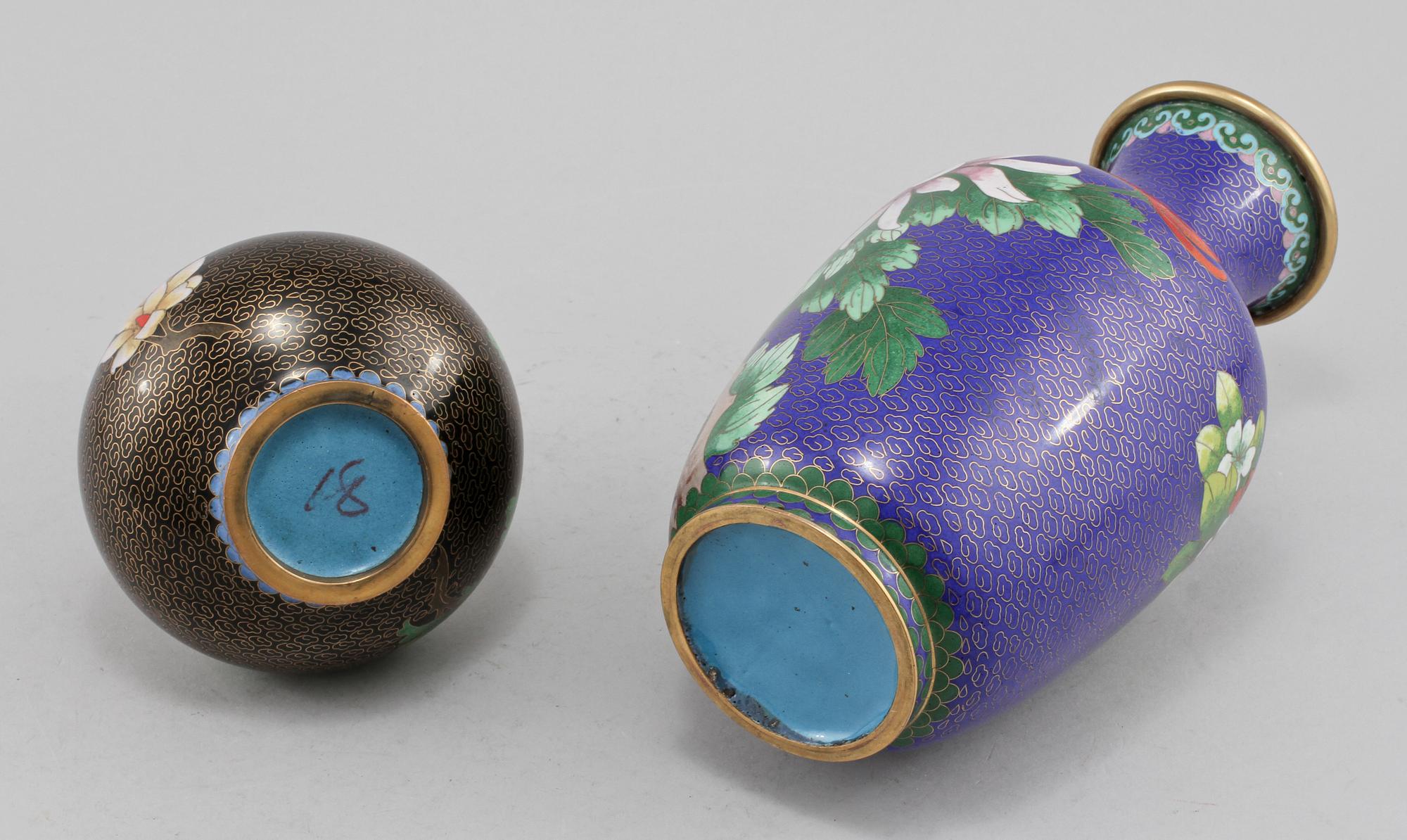 VASER, 2 st, cloisonné, 1900-talets andra hälft.