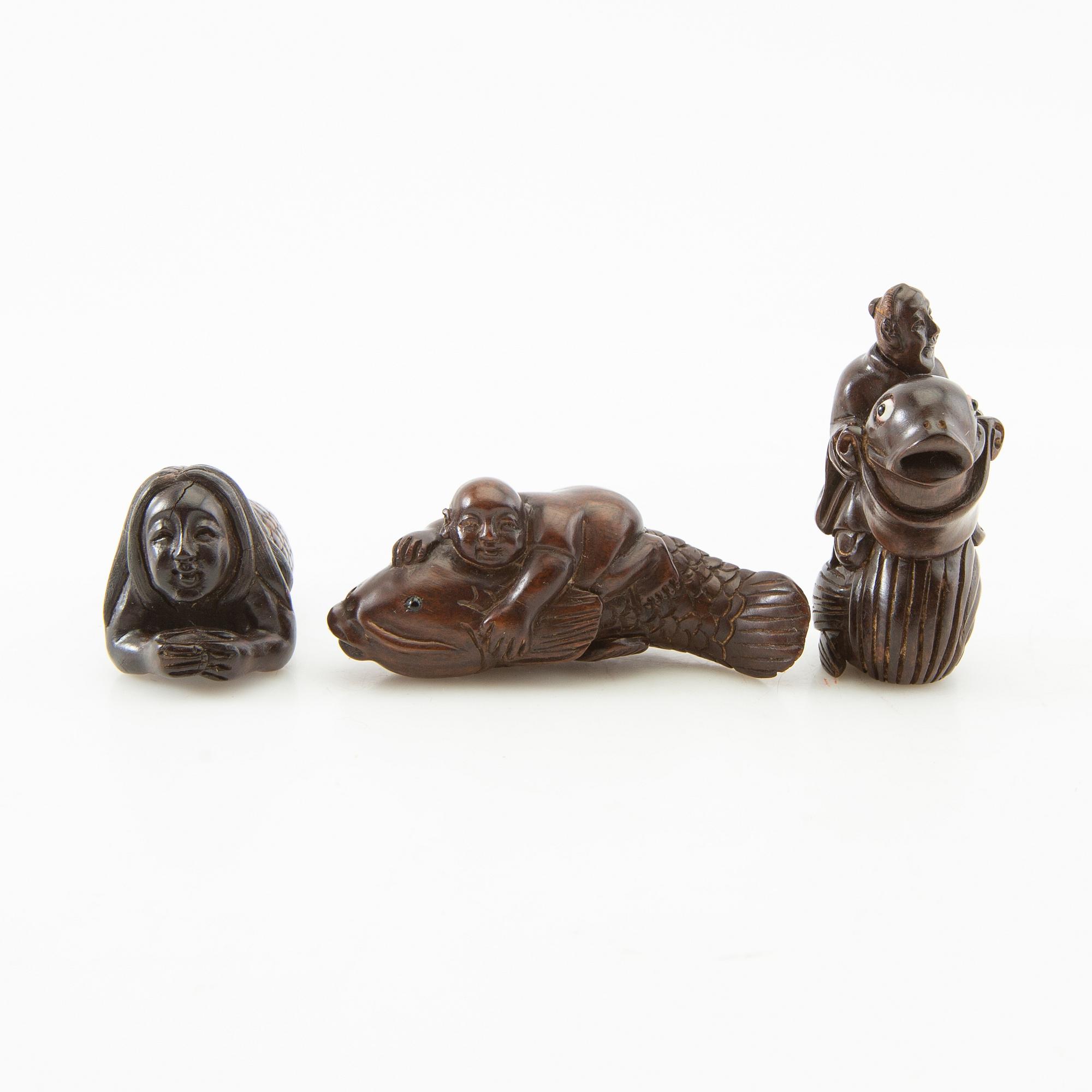 Netsuke, tre stycken, buxbom. Japan, 1900-tal.