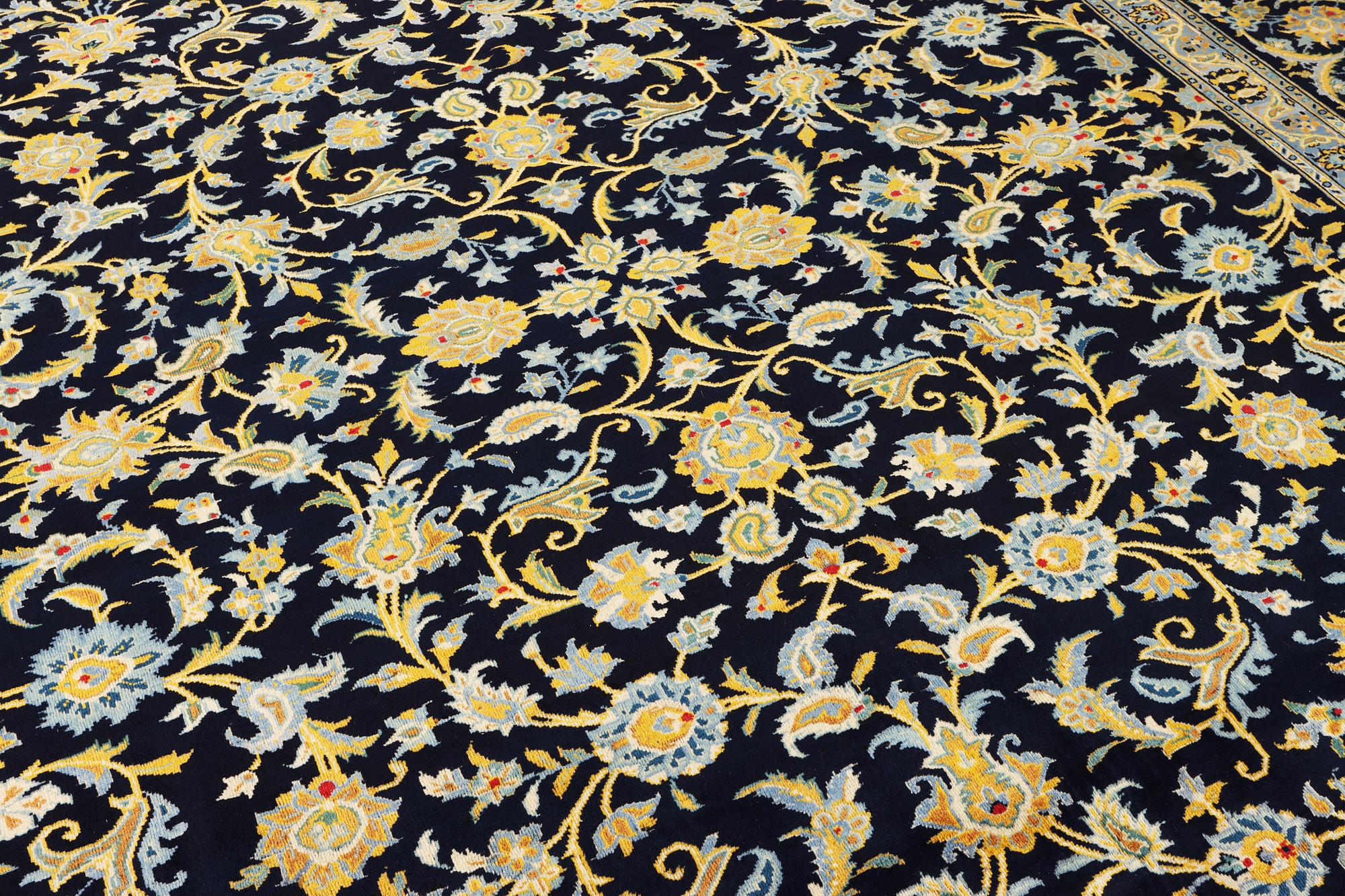 A Kashan carpet, a. 385 x 287 cm.