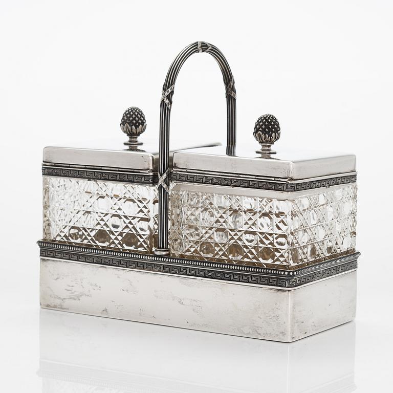 K. Fabergé, toiletteskrin, ett par, i ställ, silver och slipat glas. Kejserligt hovleverantörsmärke, Moskva 1896.