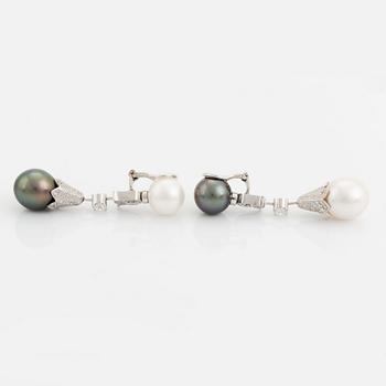 A pair of 18K white gold earrings set with round brilliant-cut diamonds and cultured South Sea och Tahiti pearls.