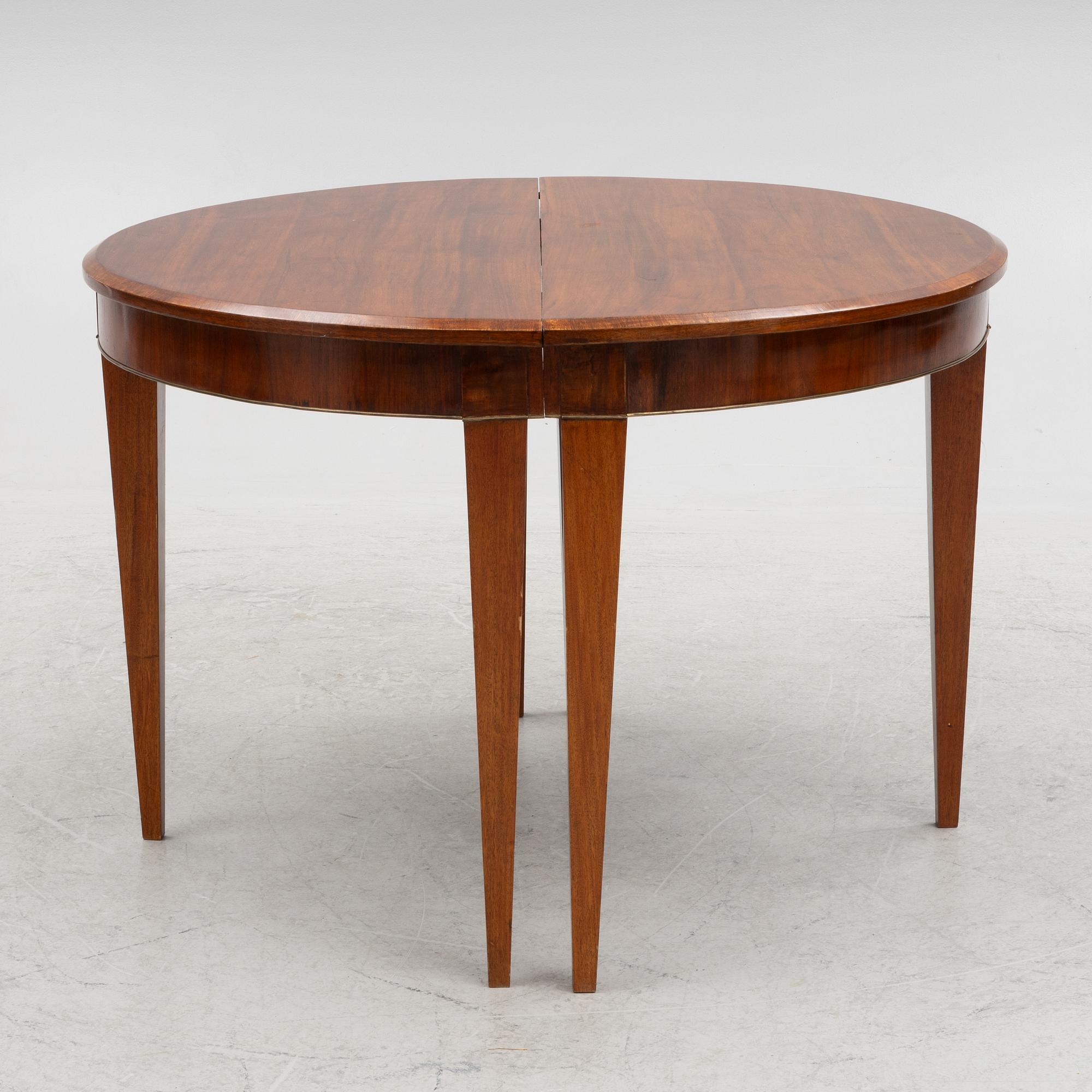 A dining table, 19th century.