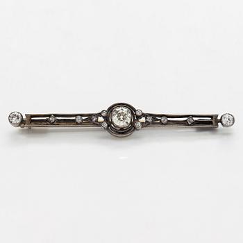 Brooch in 14K gold/silver with old-cut diamonds. Russia around year 1900.