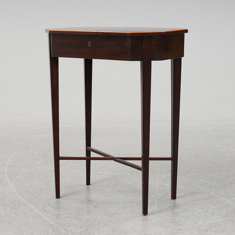 A mahogany veneered sewing table, early 20th Ventury.