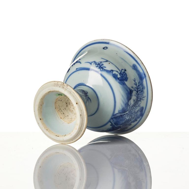 A blue and white stemcup and dish, Transition, 17th century.