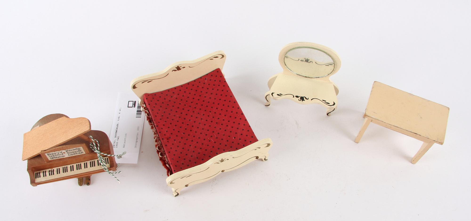 DOCKMÖBLER, trä, 4 st, 1900-tal.