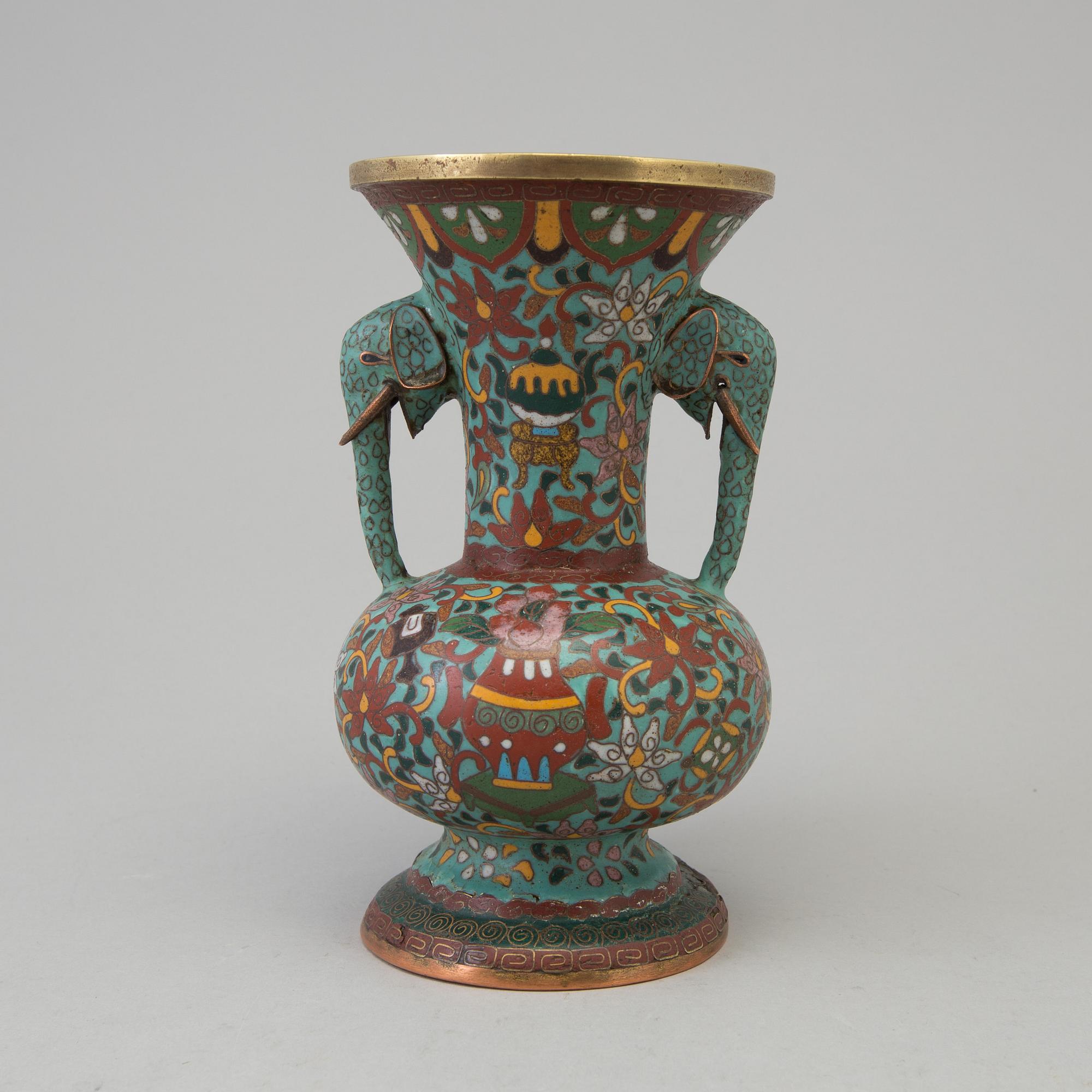 A cloisonné vase, Qingdynasty, 19th Century.