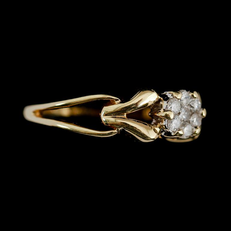 RING, 14 k guld, 7 mindre diamanter. Total vikt ca 3 g.