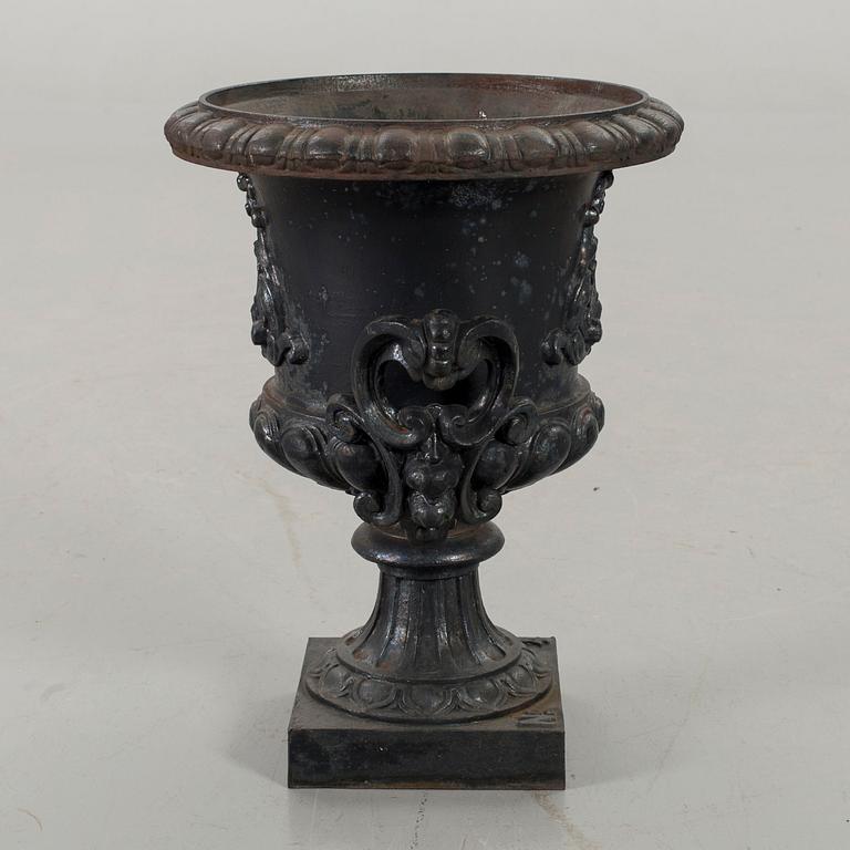 A IRON CAST GARDEN URN PROBABLY  Skoglund och Olson Gefle. Ca 1900.