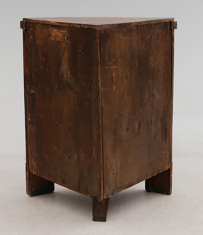 HÖRNSKÅP, 1800-talets mitt.