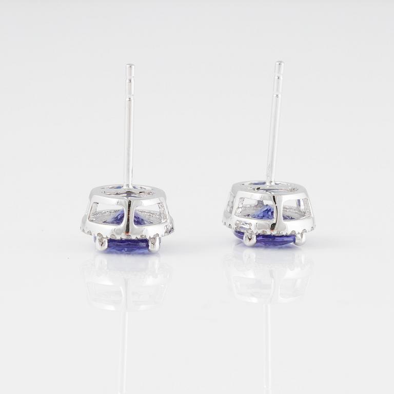 ÖRHÄNGEN,18K vitguld med fasettslipade tanzaniter, ca 2.30 ct och briljantslipade diamanter ca 0.20 ct. Vikt 2,4 gram.