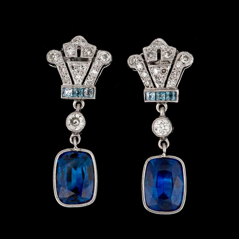 ÖRHÄNGEN, fasettslipade blå safirer, tot. ca 3.10 ct, med diamanter, Art Deco.