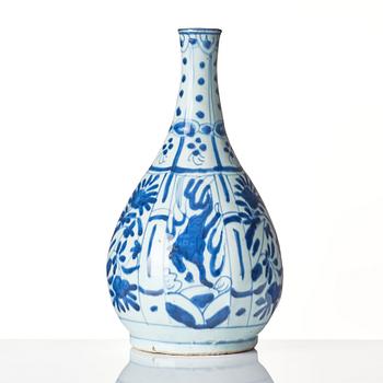 A blue and white flask, Ming dynasty, Wanli (1572-1620).