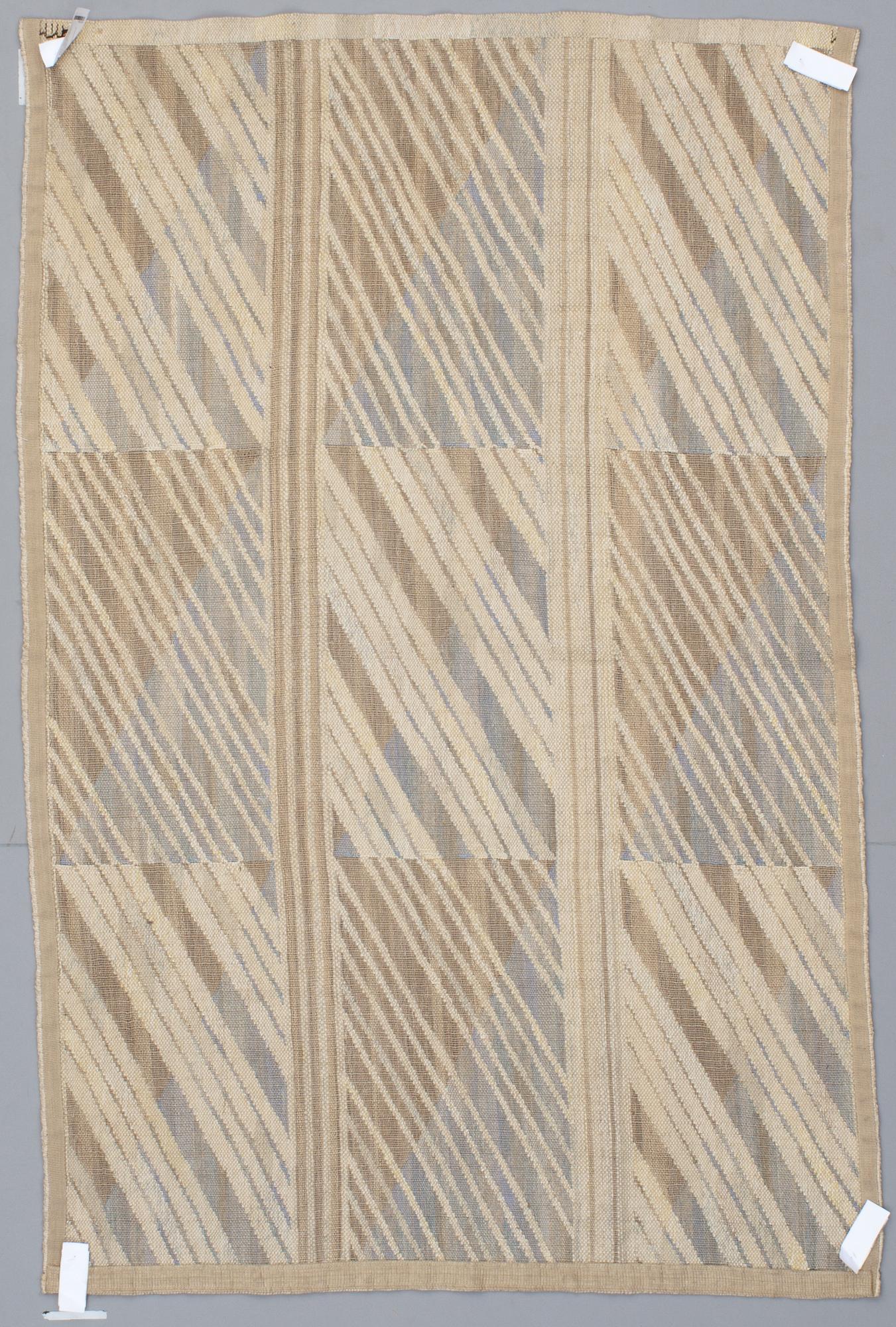 DRAPERI. "Gullberna". Inplock på linnebotten. 190,5 x 123,5 cm. Signerat AB MMF MR (AB Märta Måås-Fjetterström, Marianne Richter).