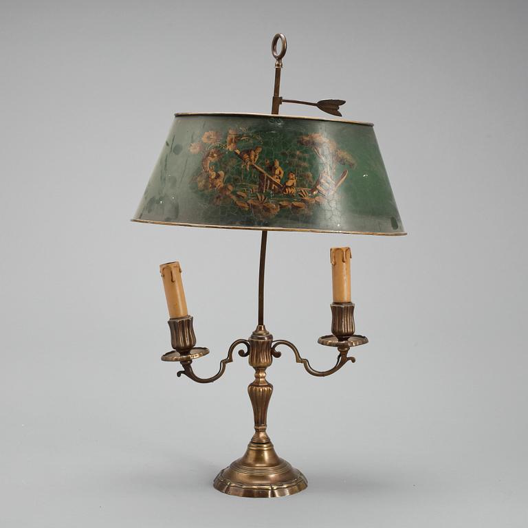 BORDSLAMPA, så kallad bouillottelampa, Louis XV-stil, 1900-talets första hälft.