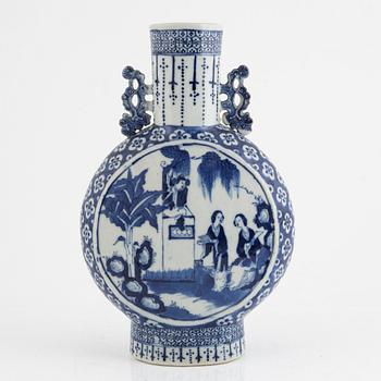 Pilgrimsflaska, porslin, Kina, Qingdynastin, sent 1800-tal.