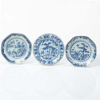 Stekfat samt tre tallrikar, kompaniporslin, Kina, Qingdynastin, 1700-tal.