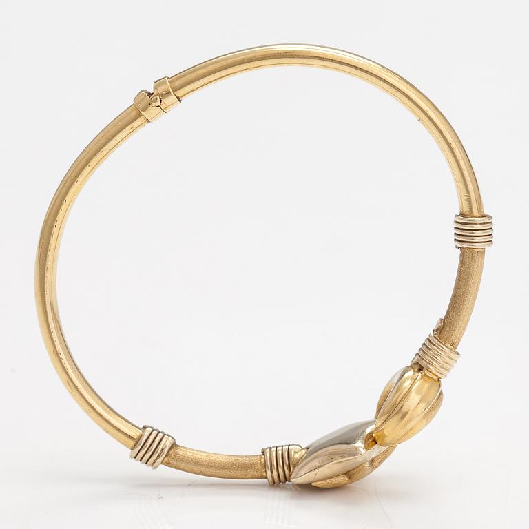 An 18K gold bracelet.