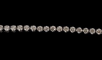 ARMBAND, 18k vitguld med 47 briljantslipade diamanter, totalt 5.02 ct. Vikt 11 g.