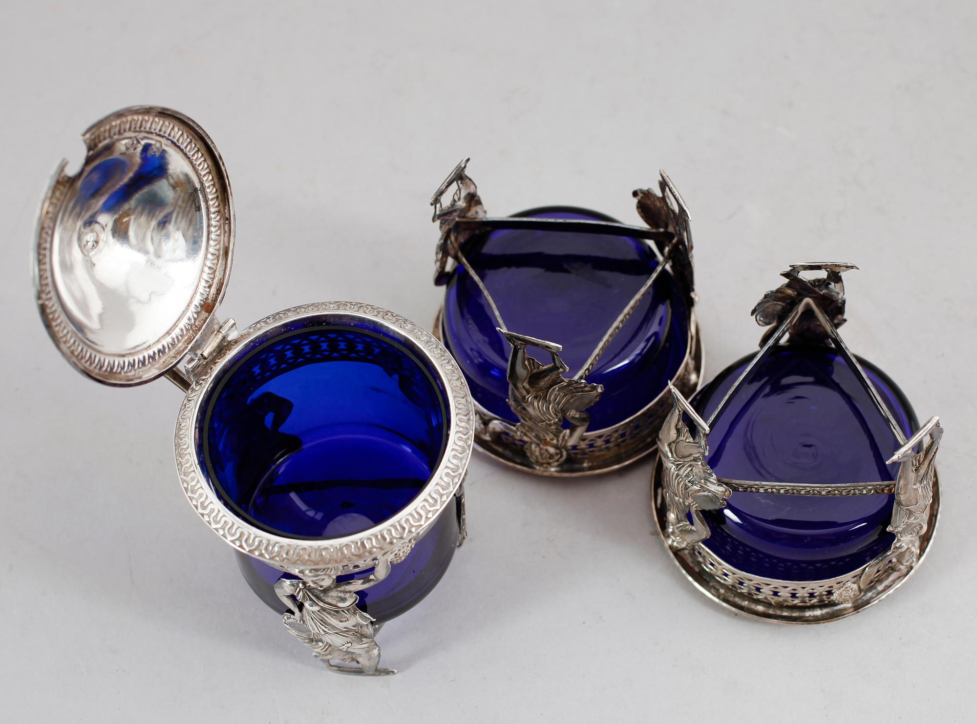SALT- OCH SENAPSKAR, 3 delar, silver, sannolikt Frankrike, 1800-tal.