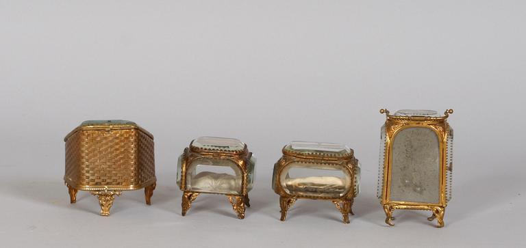 KLOCKFODRAL, 4 stycken, glas och metall 1800/1900-tal.