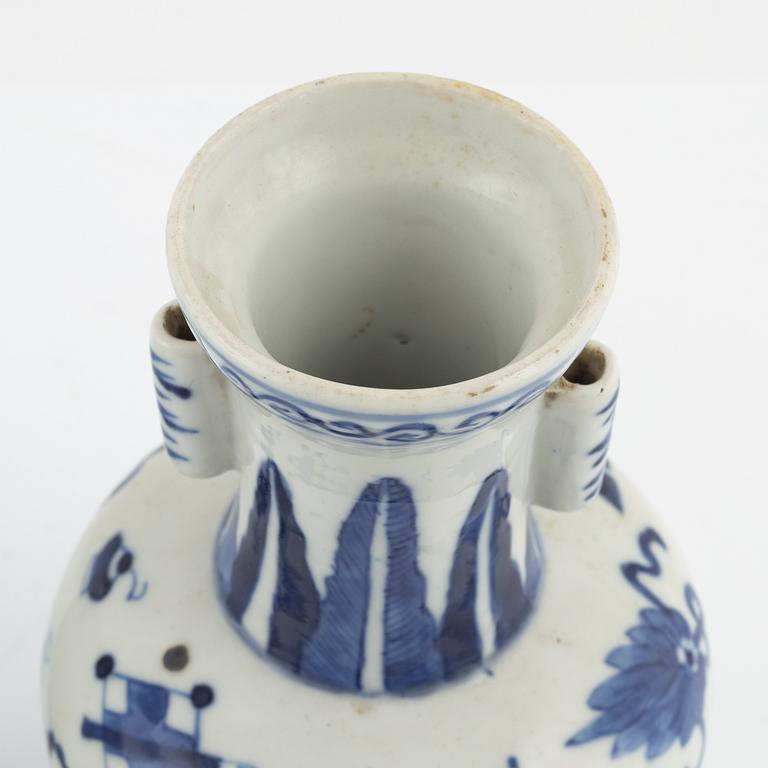 A set of three blue and white vases, late Qing dynasty, circa 1900.