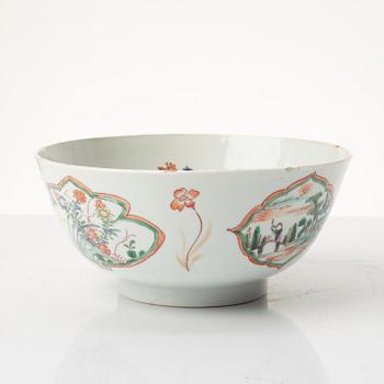 A Chinese famille verte porcelain bowl, Qing dynasty, Kangxi (1662-1722).