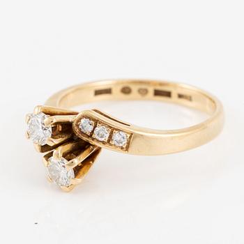 Ring in 18K gold set with round brilliant-cut diamonds.