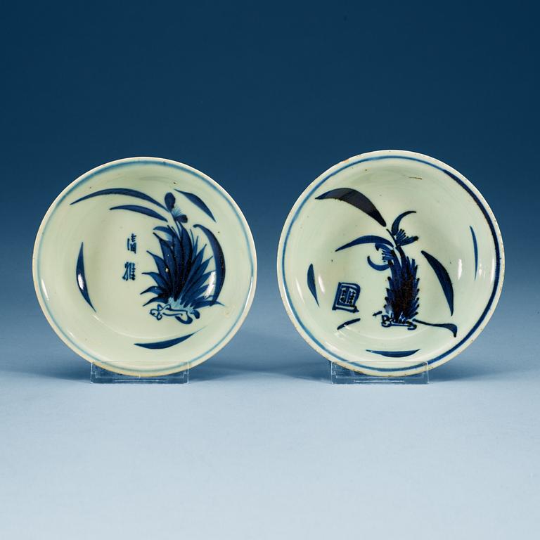 A pair of blue and white dishes, Ming dynasty, Tianqi (1621-27).