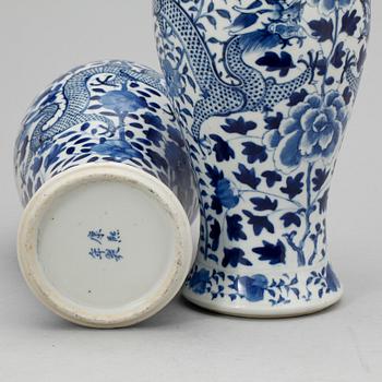 URNOR MED LOCK, 2 st, porslin, Kangxistil, Kina 1900-tal.