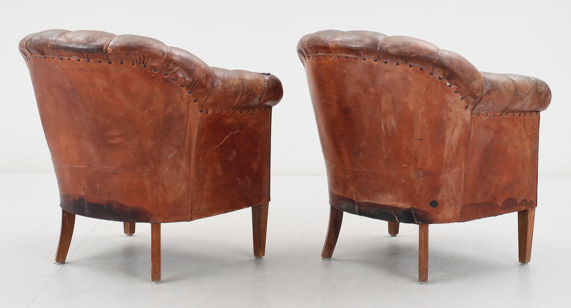 CLUBFÅTÖLJER, ett par, 1900-talets första hälft.