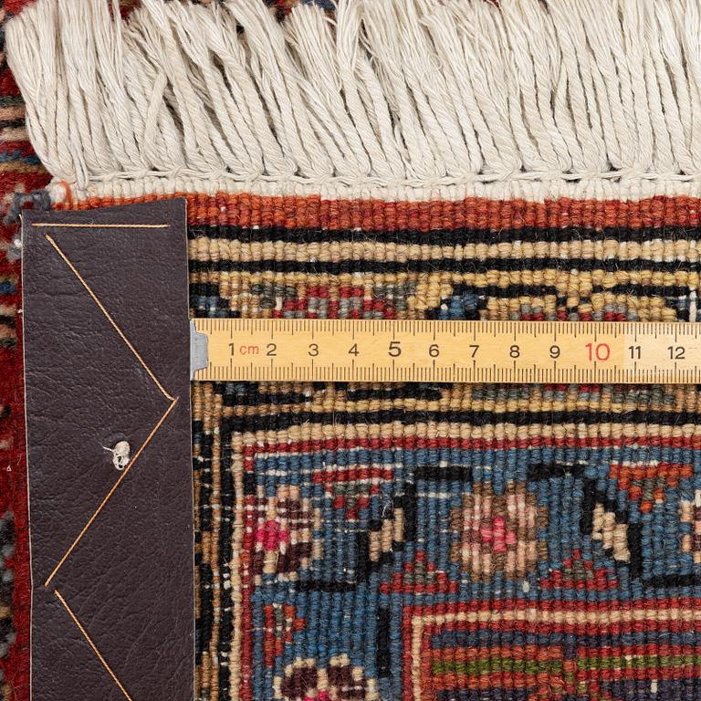 An Ardabil carpet approx. 295 x 200 cm.