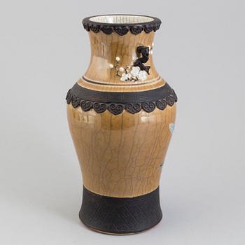 A 20th century Chinese porselain vase.