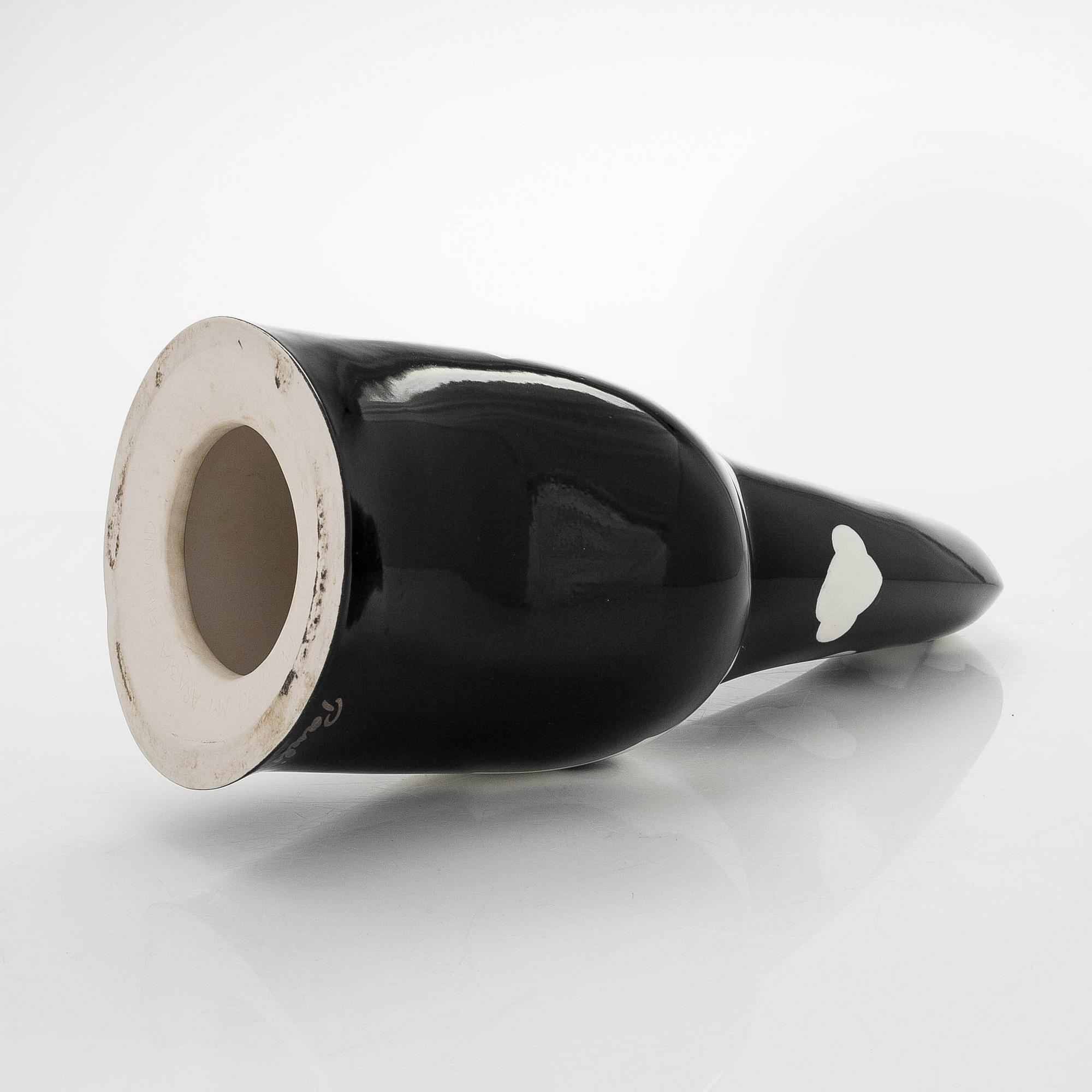 Pauli Vuorisalo, veistos, posliinia, signeerattu PV, 7/-90 Arabia Finland.