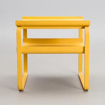 A 915 table designed in 1932 and manufactured by Artek.