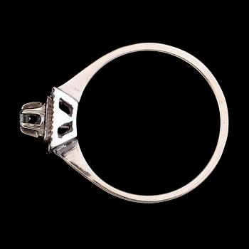 RING, 18 k vitguld med briljantslipad diamant ca 0.04 ct. Total vikt ca 3 gram.