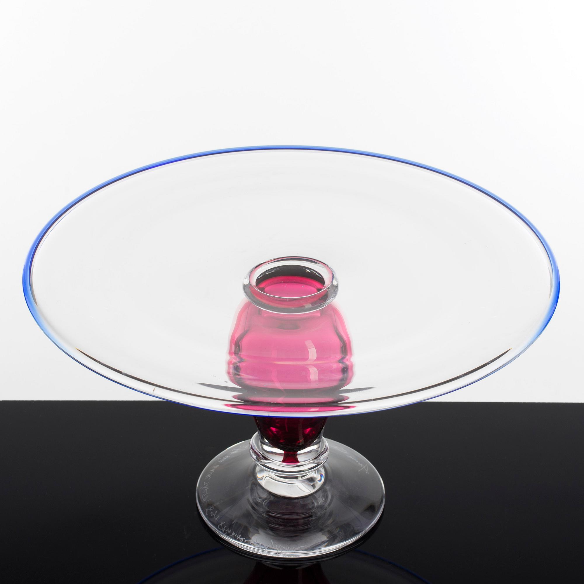 ANNA ÖRNBERG, skulptur, 2 delar, glas, Studioglas Strömbergshyttan, sign Anna Örnberg o märkta UNIK. Tårta daterad 2005.