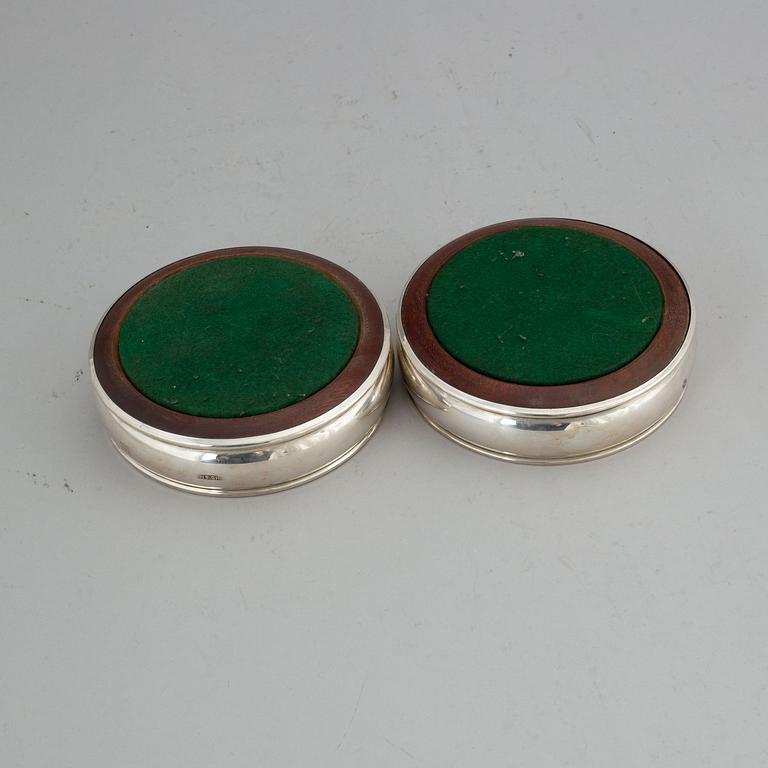 A pair of silver coasters, mark of Harrison Brothers & Howson Ltd, London 1998-2000.
