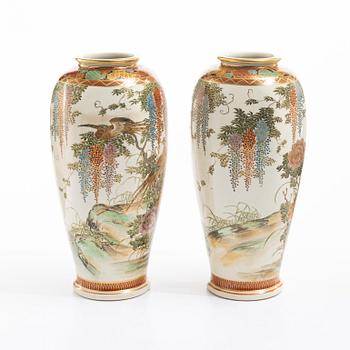 A pair of Japanese Satsuma vases, 20th century. Signed.
