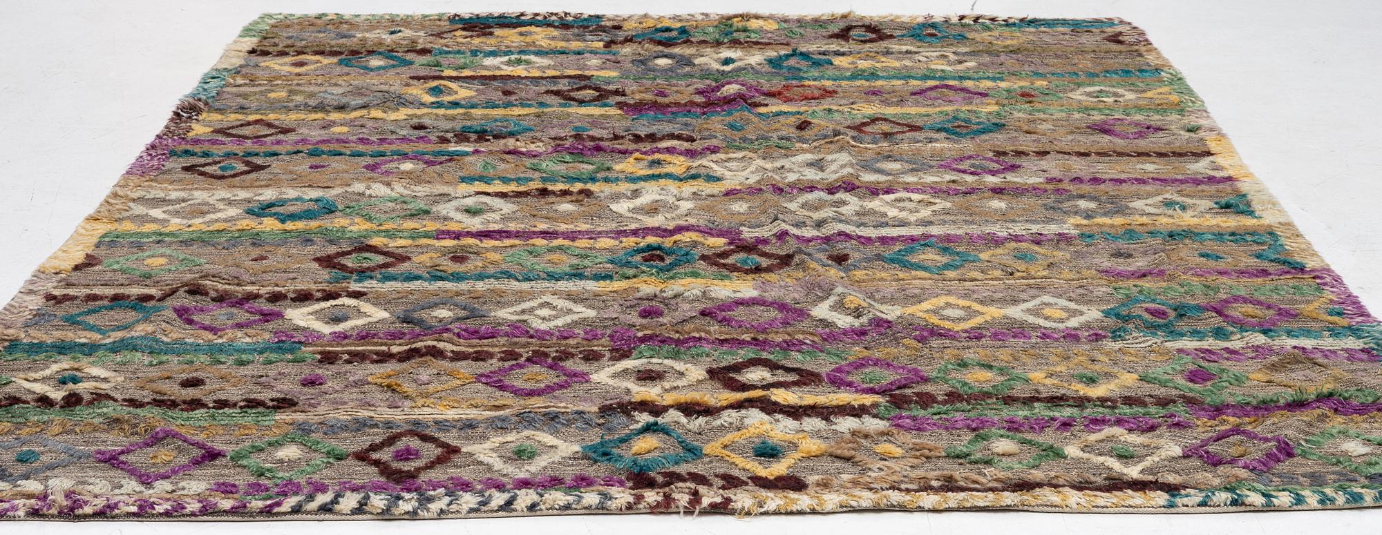 Carpet, Oriental, 308 x 246 cm.